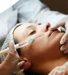 סקירת טיפולים אסתטיים לעור הפנים מידיו של רופא-תמונה